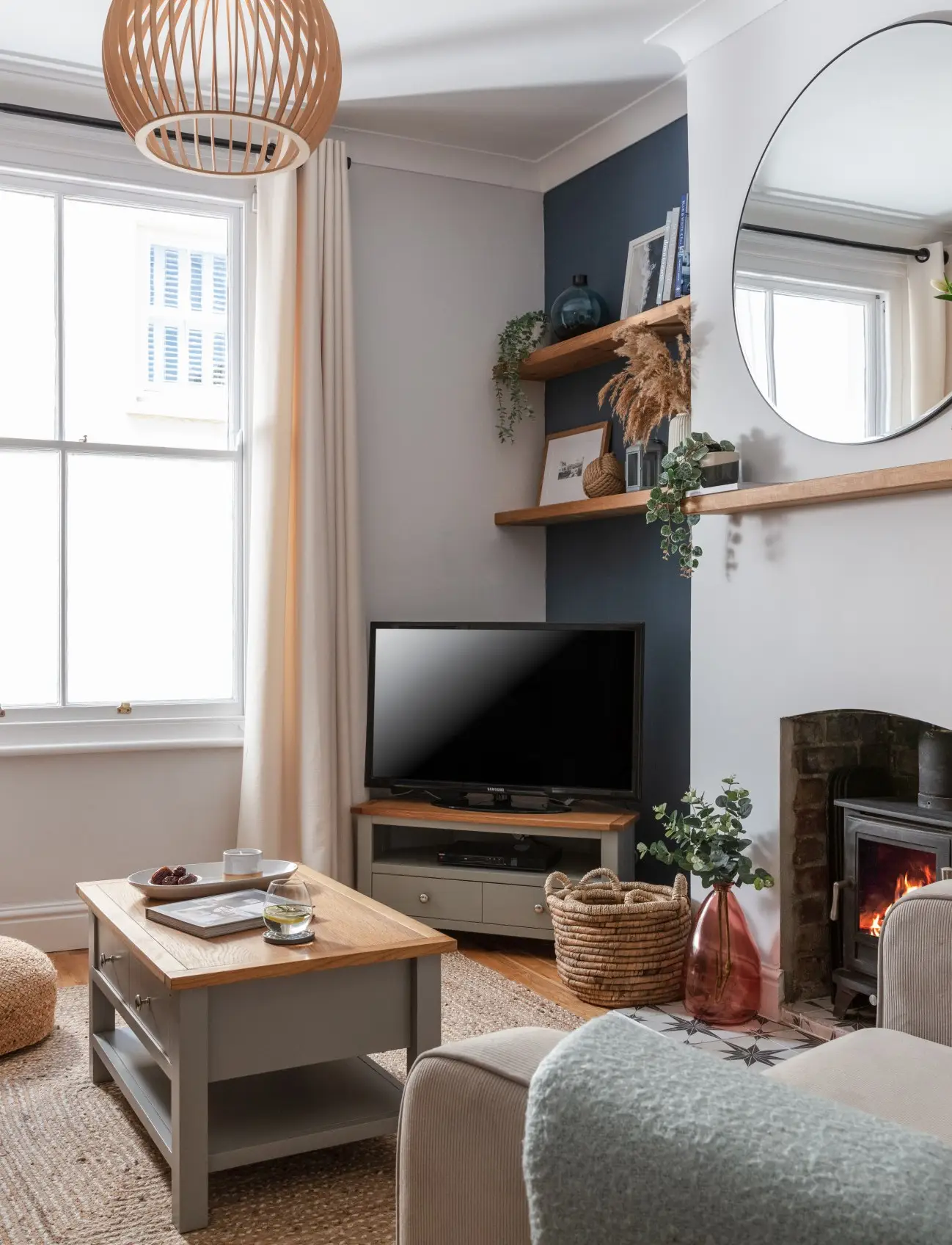 Aufgeräumtes Wohnzimmer mit Fernseher und dezenter TV-Box